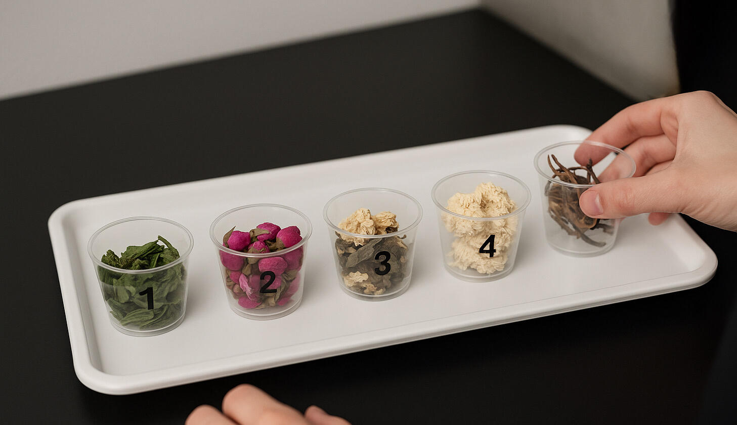 Chúng tôi đến với Ba Vì, nơi Bạc hà cùng nhiều vị thuốc phát triển mạnh mẽ nhờ khí hậu ôn hòa, đất đai màu mỡ và nguồn nước dồi dào từ các con suối chảy qua dãy núi Ba Vì.